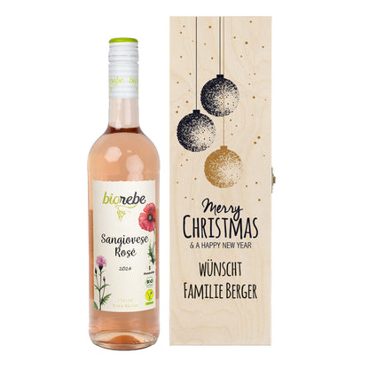 Geschenkset mit Biorebe Sangiovese Rosé und gravierter Holzbox „Merry Christmas & a Happy New Year“, personalisiert mit „Familie Berger“.