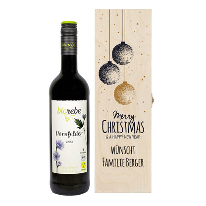 Geschenkset mit Biorebe Dornfelder Rotwein und gravierter Holzbox „Merry Christmas & a Happy New Year“, personalisiert mit „Familie Berger“.