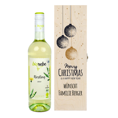 Geschenkset mit Biorebe Riesling Weißwein und gravierter Holzbox „Merry Christmas & a Happy New Year“, personalisiert mit „Familie Berger“.