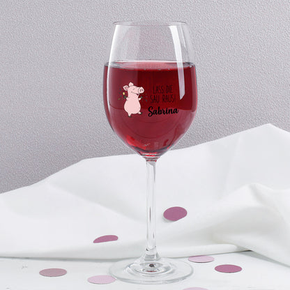 Graviertes Weinglas mit Schwein-Motiv und Name Sabrina, gefüllt mit Rotwein