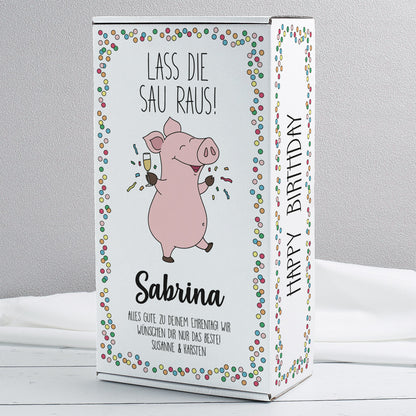 Geschenkbox „Lass die Sau raus!“ mit Schwein-Motiv und Name Sabrina, bunte Konfetti-Umrandung
