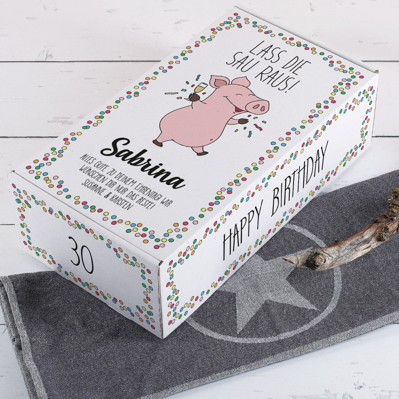 Geburtstagsbox mit Schwein-Motiv „Lass die Sau raus!“ – liegend fotografiert, Name Sabrina
