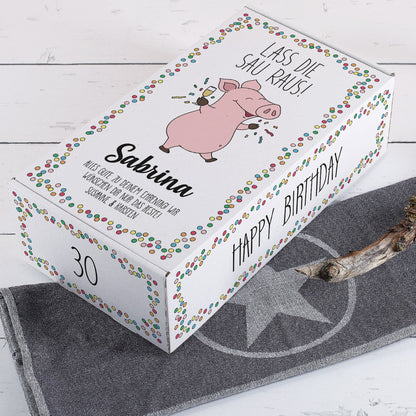 Geburtstagsbox mit Schwein-Motiv „Lass die Sau raus!“ – liegend fotografiert, Name Sabrina