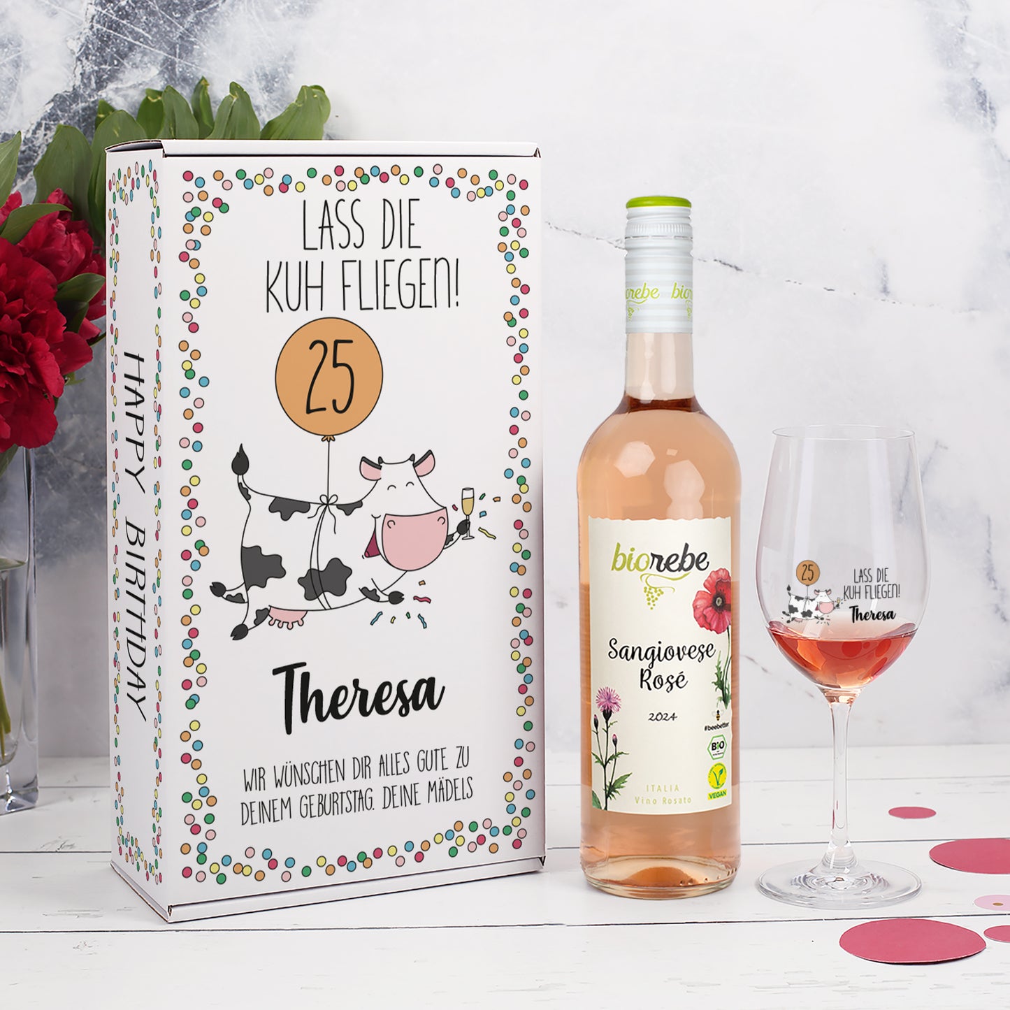 Geschenkset mit Biowein Sangiovese Rosé, graviertem Weinglas und Geburtstagsbox „Lass die Kuh fliegen!“ personalisiert mit Name und Zahl