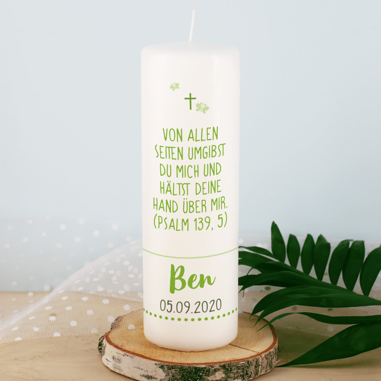 Rückseite der großen bedruckten Kerze mit Lebensbaum in grün, Namen und Datum, z.B. als Patengeschenk Patenkerze für den Taufpaten Taufpatin