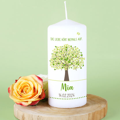 kleine bedruckte Kerze mit Lebensbaum in grün, Namen und Datum, z.B. als Patengeschenk Patenkerze für den Taufpaten Taufpatin