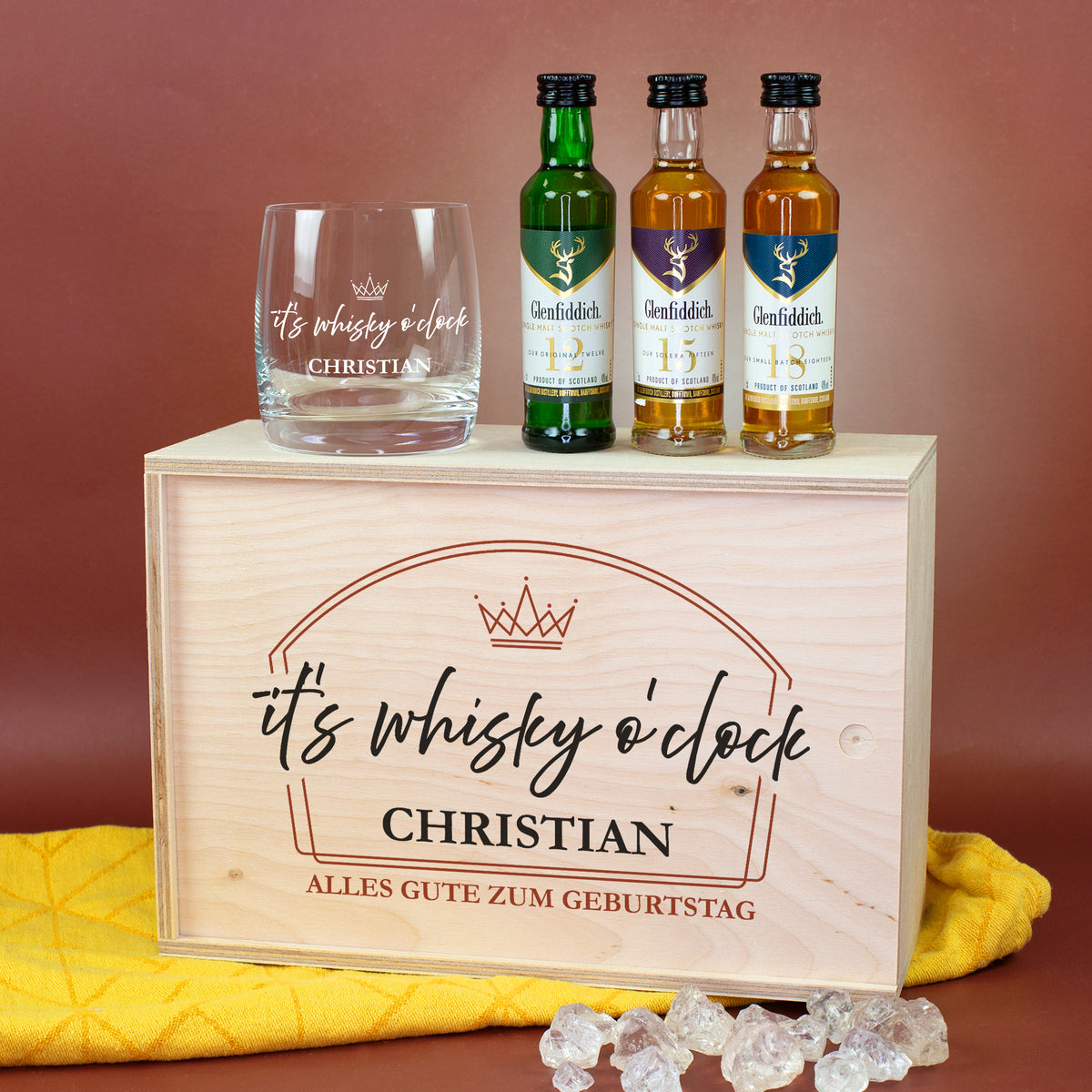Personalisiertes Whisky Geschenkset mit Holzbox, Whiskyglas „It’s Whisky o’clock“ und drei Glenfiddich Miniaturflaschen