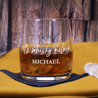 Personalisiertes Whiskyglas mit Aufdruck „It’s Whisky o’clock“, Krone und Wunschname Michael, gefüllt mit Whisky und Eiswürfeln