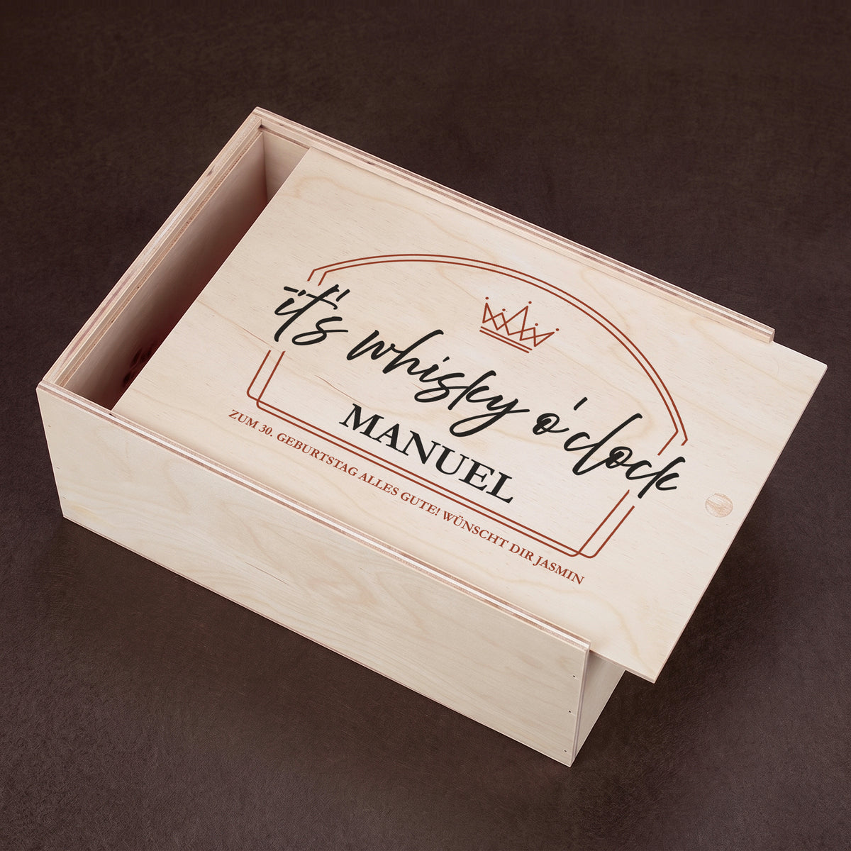 Personalisierte Holzbox für Whisky mit Aufdruck „It’s Whisky o’clock“, Krone, Wunschname Manuel und Geburtstagsgruß