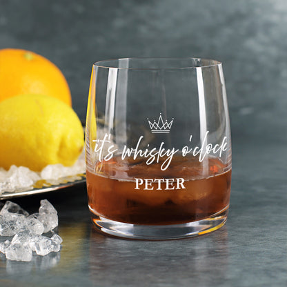 Personalisiertes Whiskyglas „It’s Whisky o’clock“ mit Wunschname Peter, Whisky und Eis als Geschenk für Whisky-Liebhaber