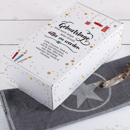 Geschenkbox aus Pappe mit Aufdruck "Geburtstage sind noch lange kein Grund älter zu werden" und Wunschtext