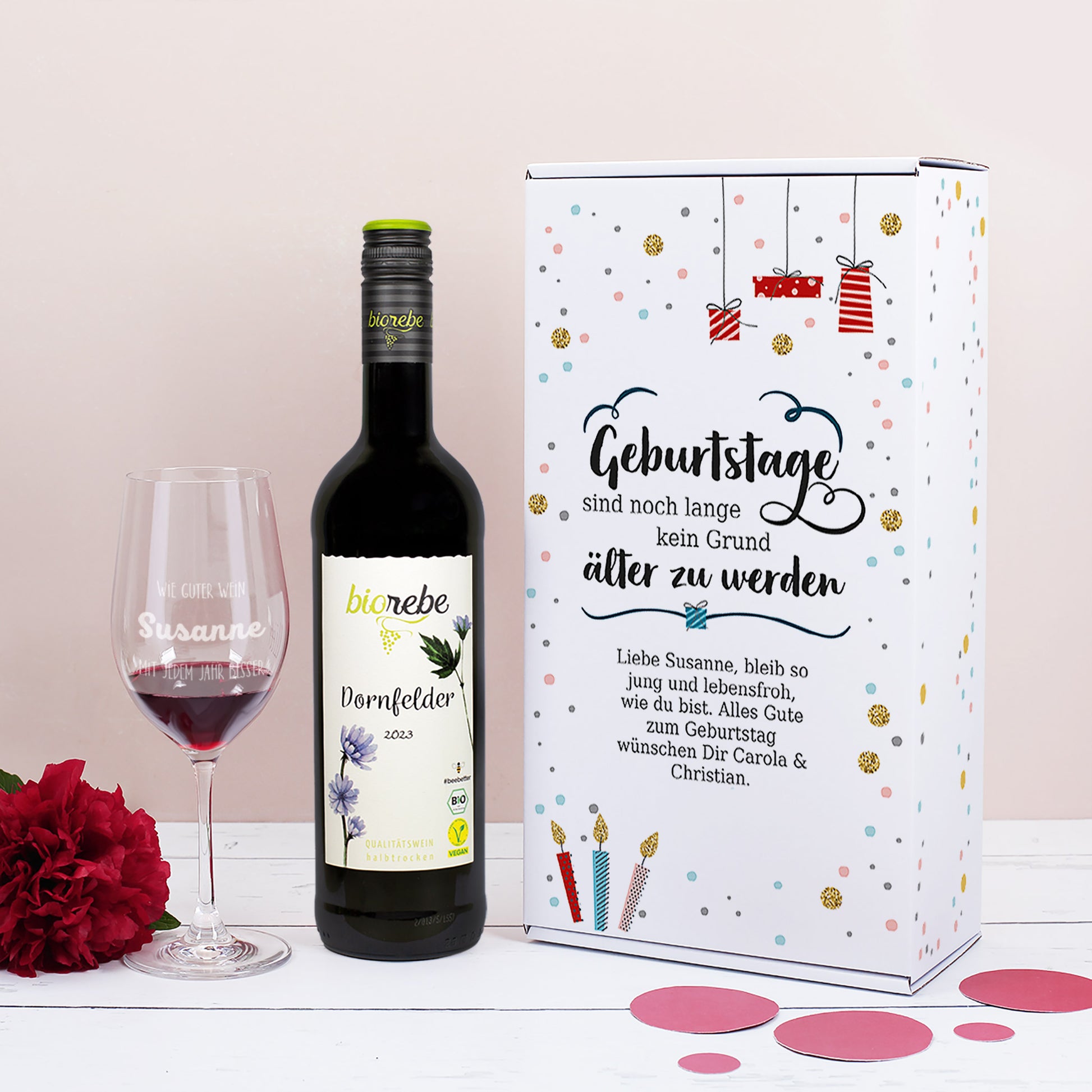 Wein-Set zum Geburtstag mit graviertem Glas in weißer Geschenkbox dekorativ aufgestellt
