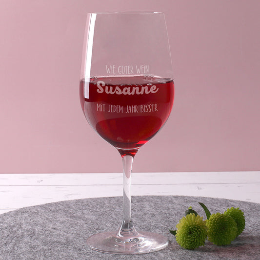 Weinglas mit Gravur "Wie ein guter Wein Susanne mit jedem Jahr besser"