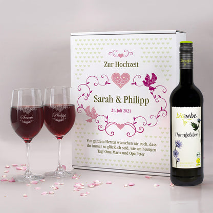 Geschenk Set zur Hochzeit - Weingläser und Biorebe Wein Flasche in persönlichem Geschenkkarton