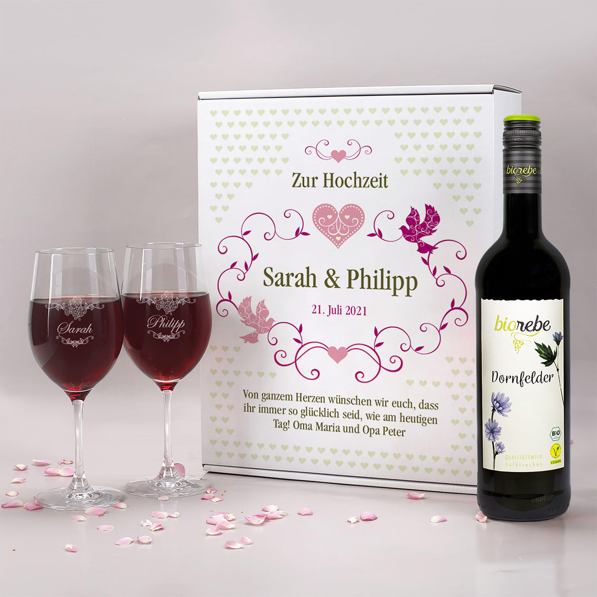 Geschenk Set zur Hochzeit - Weingläser und Biorebe Wein Flasche in persönlichem Geschenkkarton