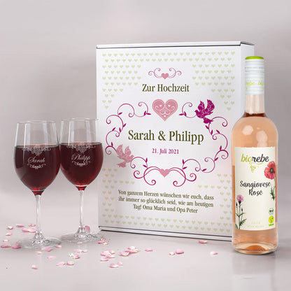 Geschenk Set zur Hochzeit - Weingläser und Biorebe Wein Flasche in persönlichem Geschenkkarton