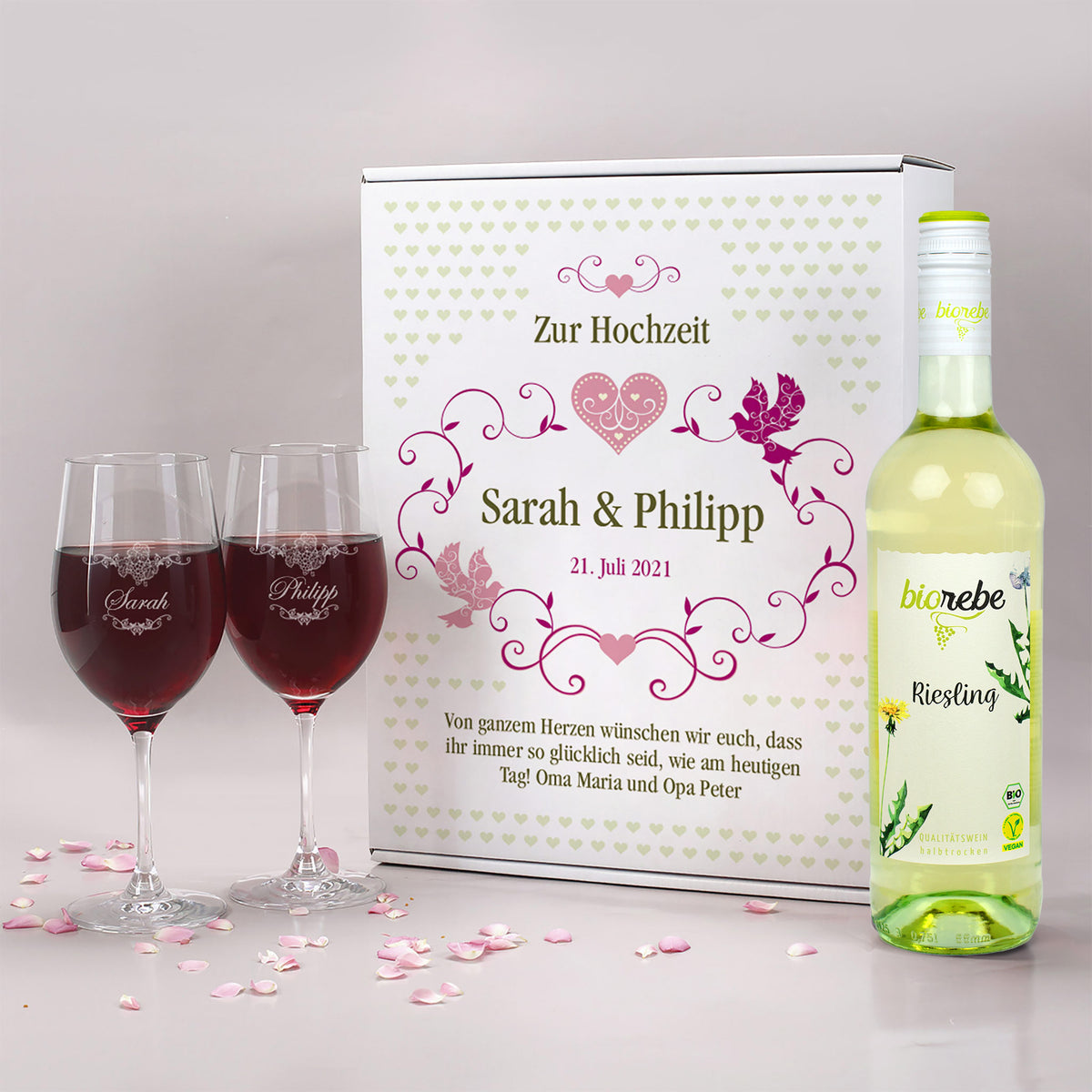 Geschenk Set zur Hochzeit - Weingläser und Biorebe Wein Flasche in persönlichem Geschenkkarton