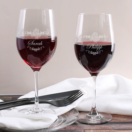 Gravierte Weingläser mit den Namen „Sarah“ und „Philipp“ als Hochzeitsgeschenk, gefüllt mit Rotwein