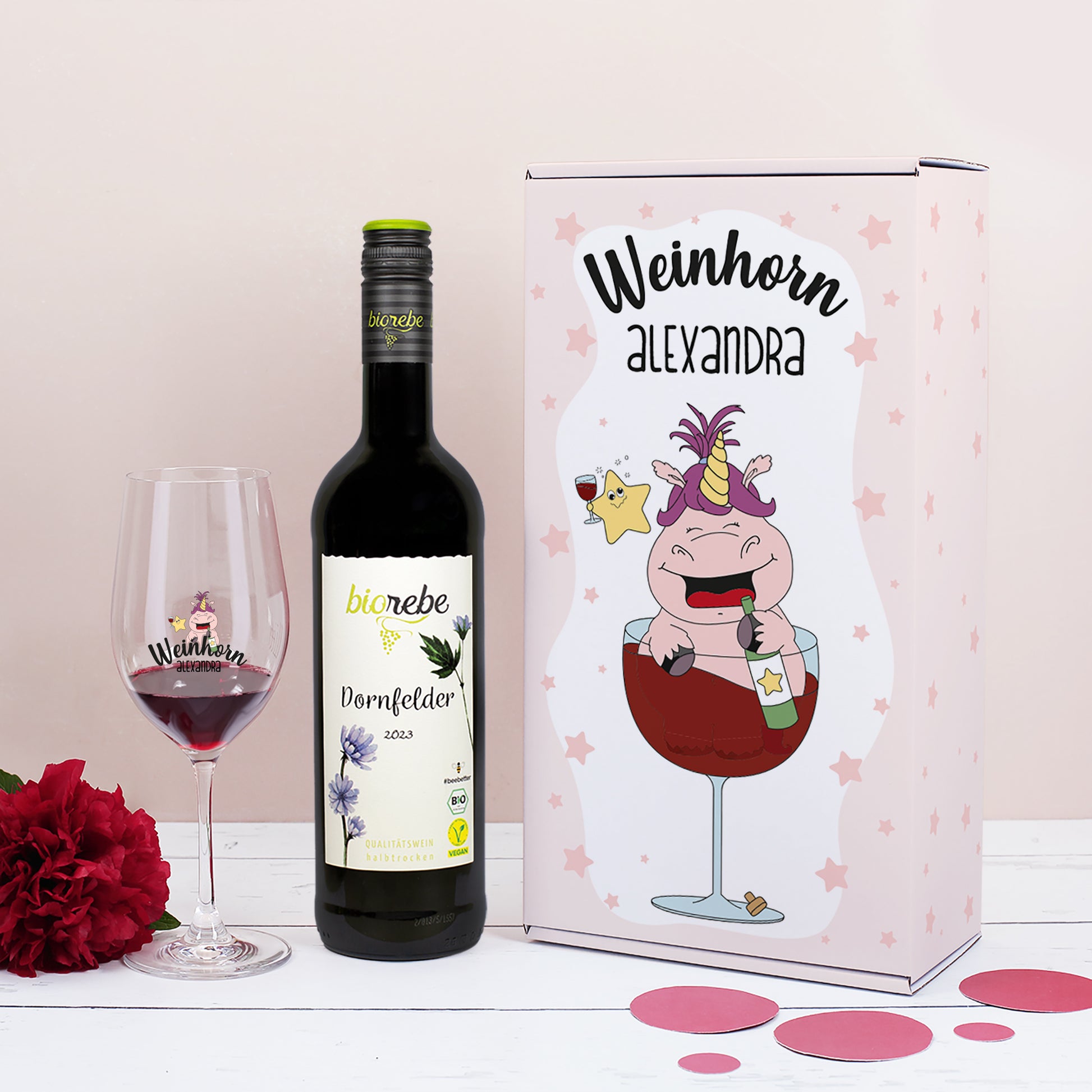 Geschenkset Weinhorn Alexandra mit Biorebe Dornfelder Rotwein, graviertem Weinglas und rosa Geschenkbox mit Einhorn-Motiv