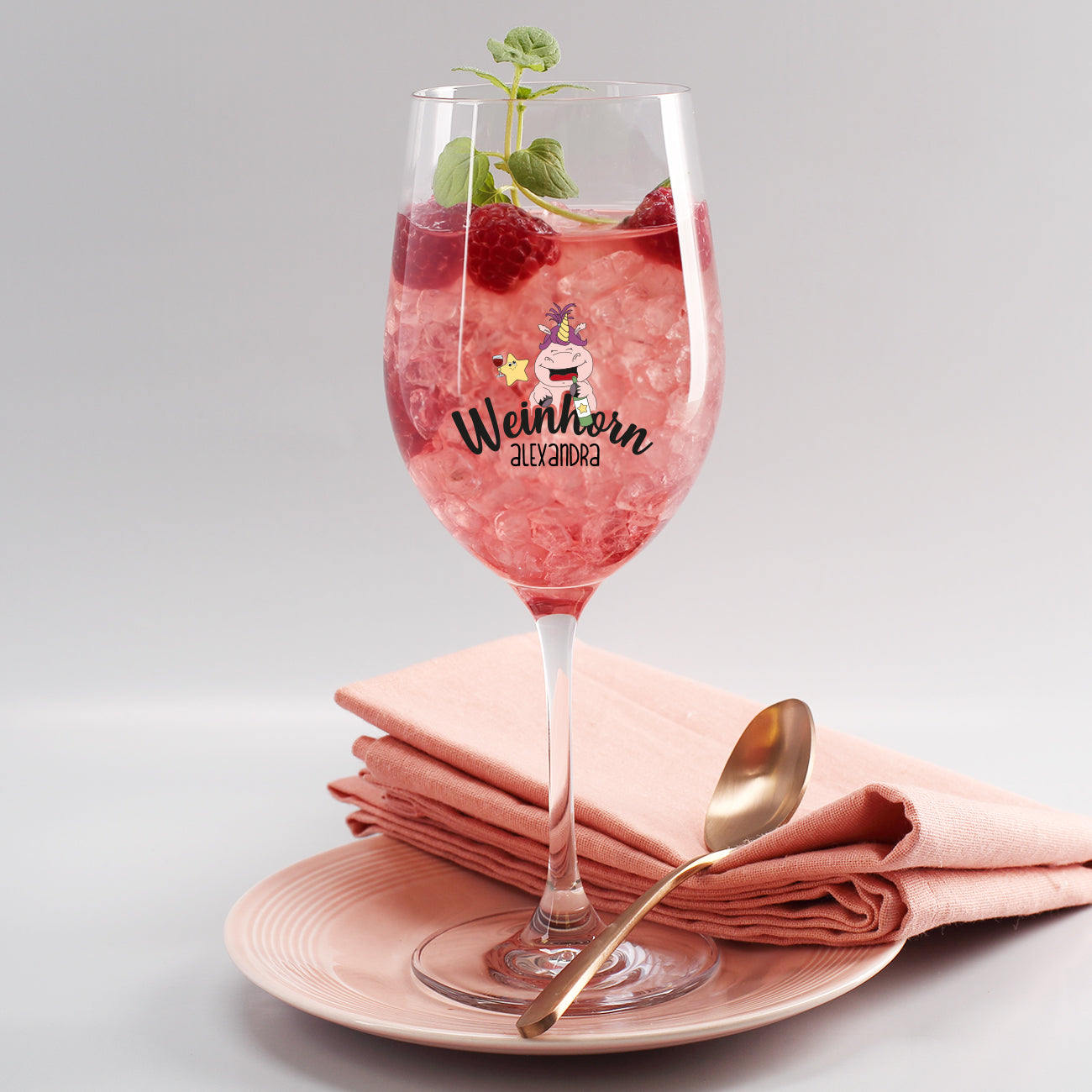 Weinglas Weinhorn Alexandra befüllt mit Cocktail aus Eis, Himbeeren und Minze, dekorativ serviert