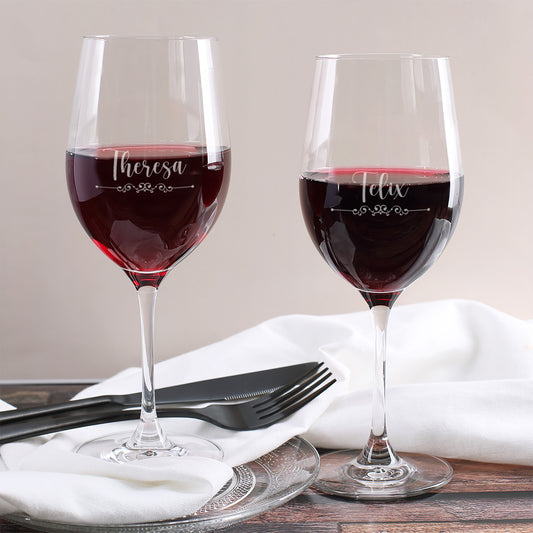 Gravierte Weingläser mit Namen Theresa und Felix, gefüllt mit Rotwein