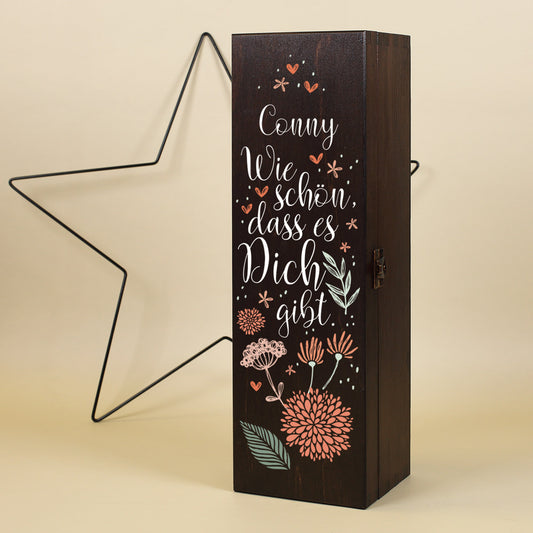 Personalisierte Holzbox aus Holz mit Blumenmotiv und Spruch „Wie schön, dass es Dich gibt“, daneben ein Stern als Deko.