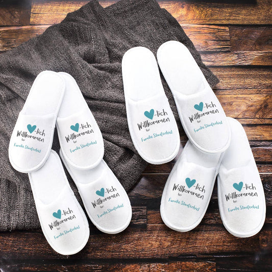 4 Paar Gästepantoffeln mit Schriftzug Herzlich Willkommen und Familienname nach Wahl