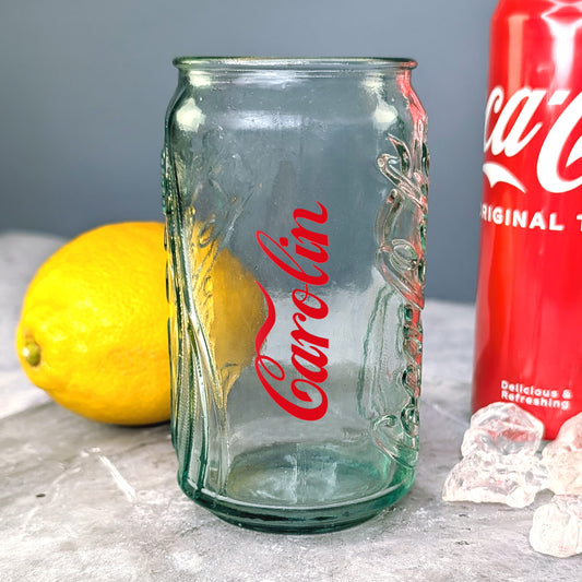 Coca-Cola Glas im Retro-Dosenstil mit Aufdruck des Namen