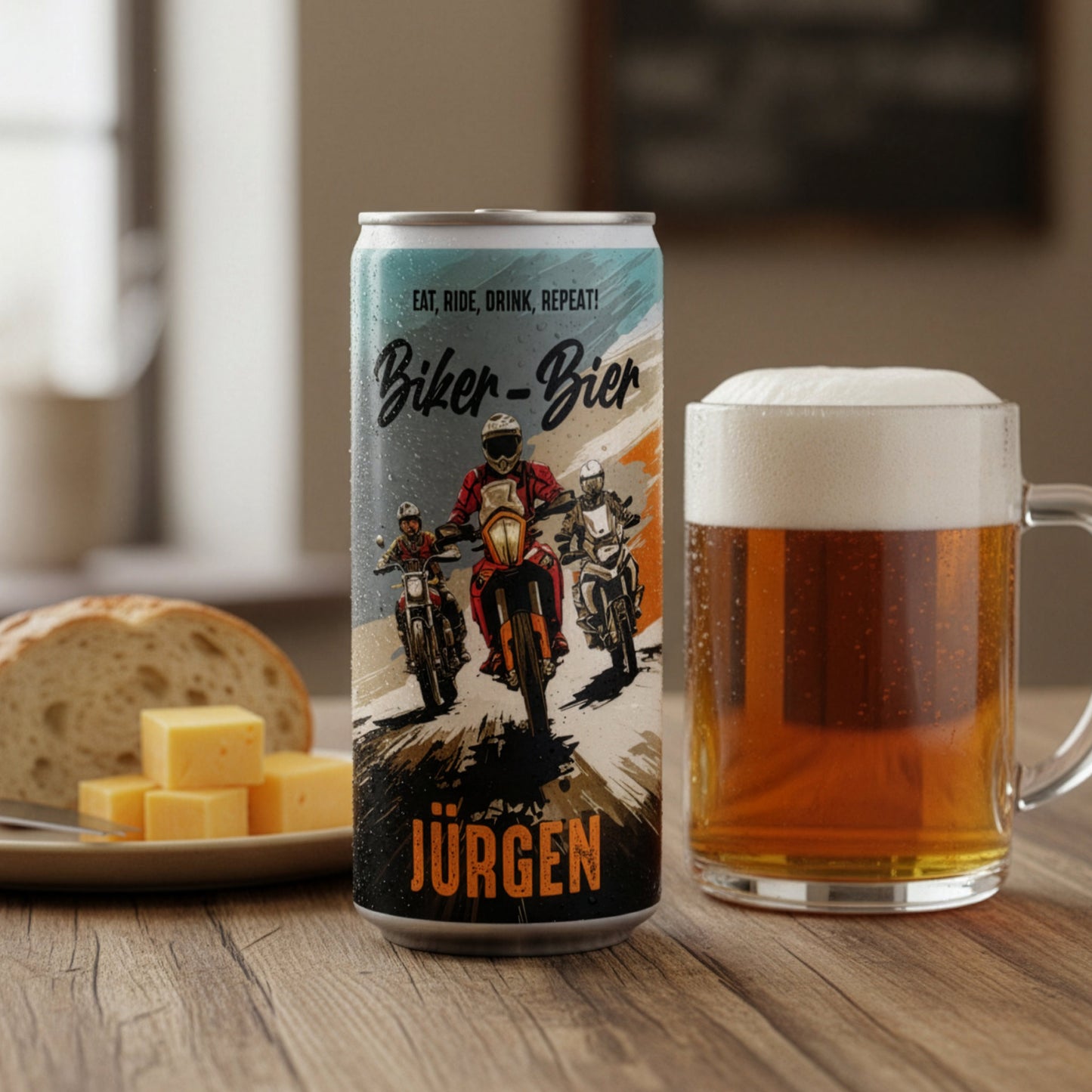 Biker-Bier Dose mit Motorradmotiv Classic Bike, Tourer, Adventure Reiseenduro, personalisiert mit Name Jürgen – mit Bierglas auf Holztisch