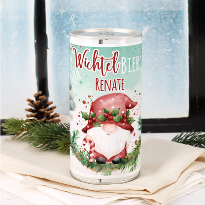 Wichtelbier-Dose mit personalisiertem Namen Renate vor winterlicher Fensterkulisse und weihnachtlicher Tannendeko.