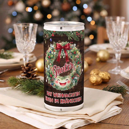 Personalisierte XXL Bierdose mit Name Günter als Weihnachtsgeschenk auf festlich gedecktem Tisch vor Weihnachtsbaum