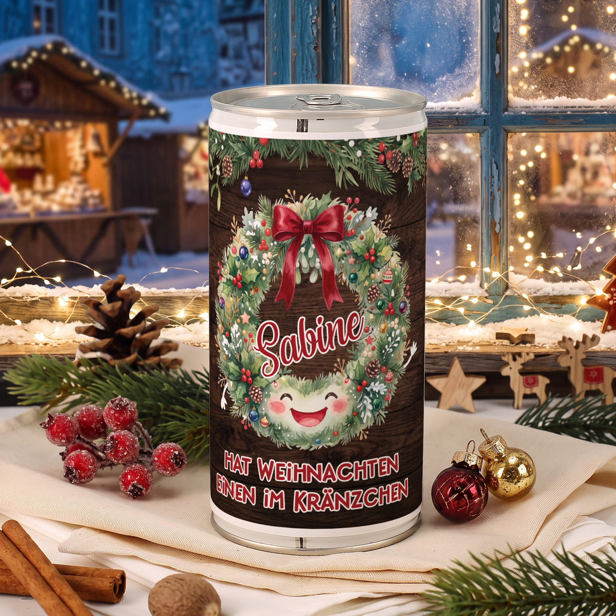 Personalisierte 1-Liter-Bierdose mit Name Sabine vor winterlicher Weihnachtsmarkt-Kulisse und festlicher Dekoration