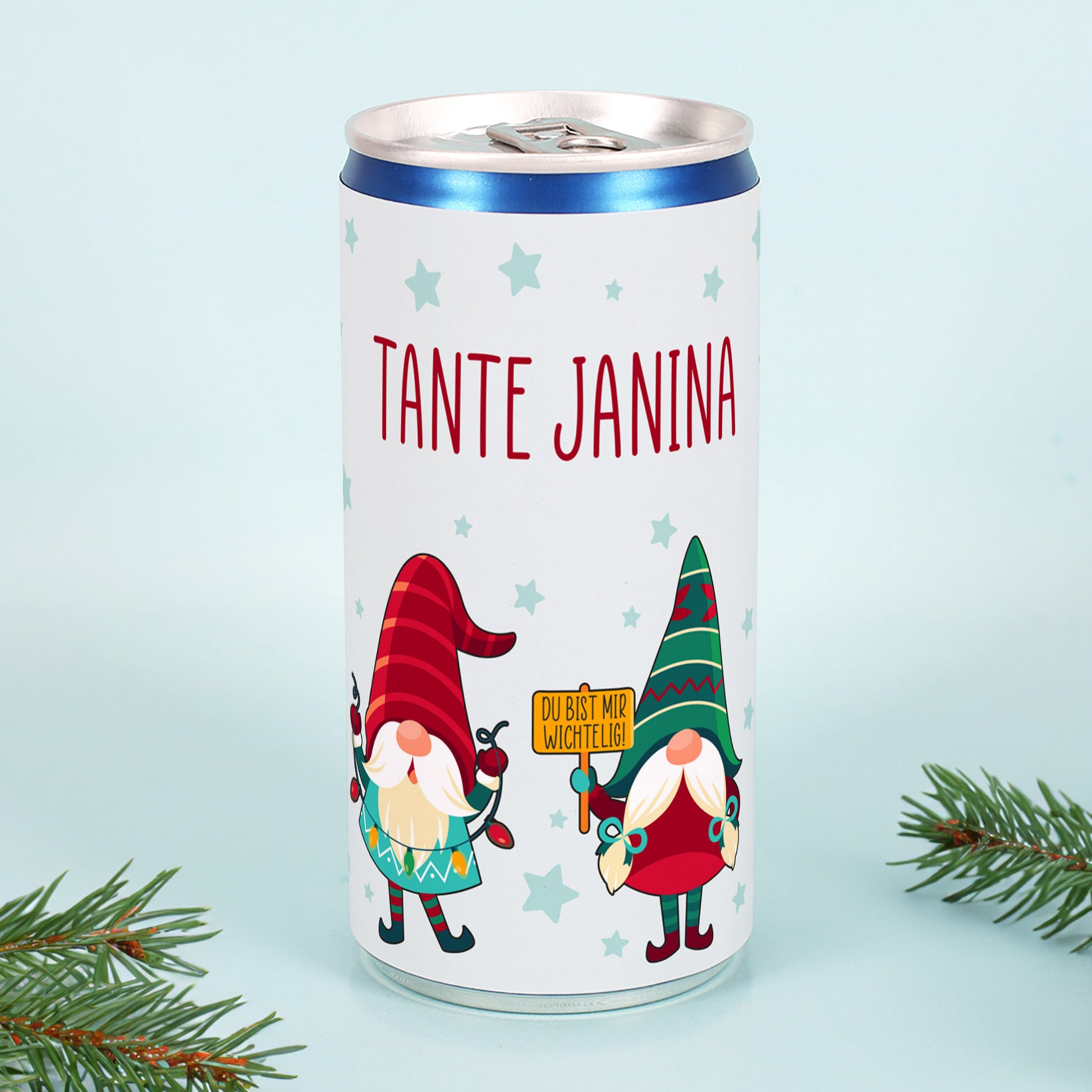 Personalisierte Secco-Dose mit Namen „Tante Janina“ und fröhlichem Wichtel-Design vor blauem Hintergrund