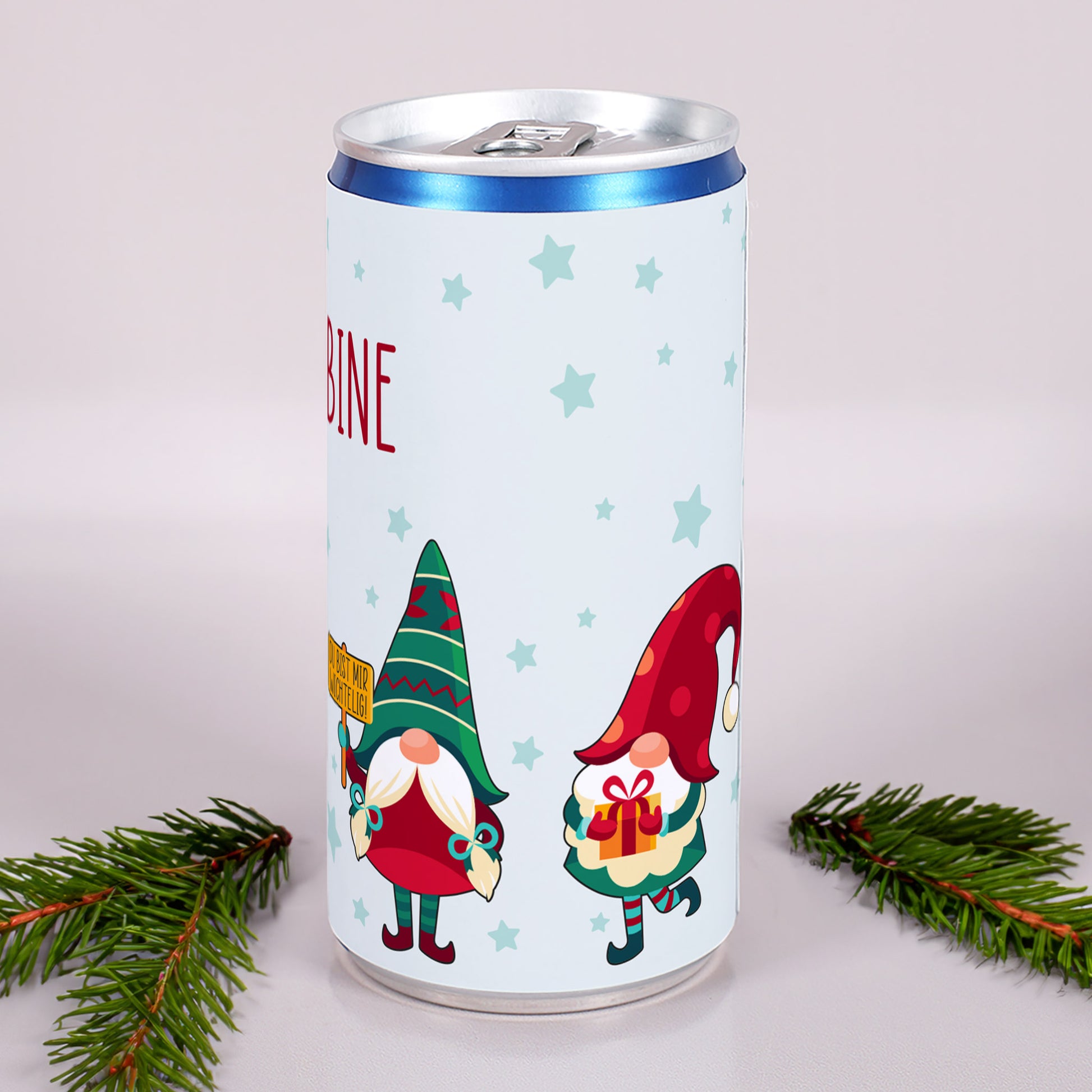 Personalisierte Prosecco-Dose mit Wichtel-Design und Sternenmuster, daneben Tannenzweige – Name „Sabine“