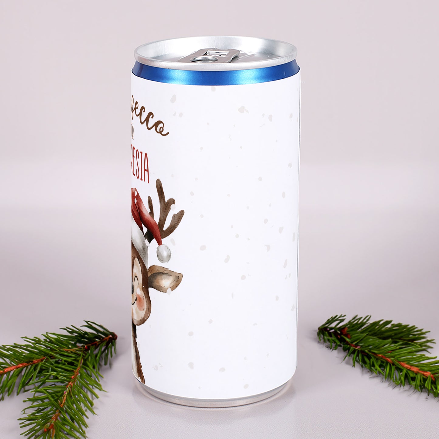 Personalisierte Frohsecco-Dose mit Rentiermotiv und weihnachtlichen Zweigen dekoriert