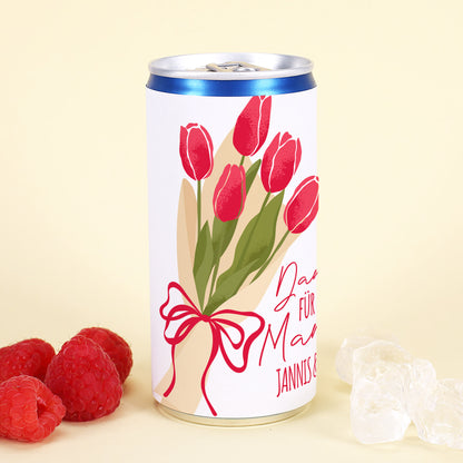 Secco Dose mit Tulpenmotiv und personalisiertem Text auf hellem Hintergrund mit Himbeeren und Eiswürfeln