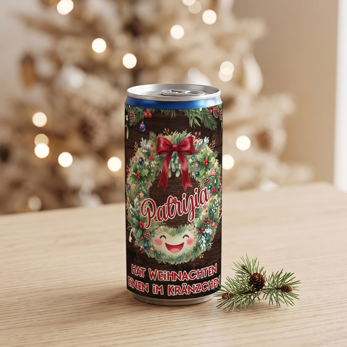 Personalisierte Secco-Dose mit Name Patrizia und lustigem Weihnachtskranz-Motiv neben kleinem Tannenzweig auf Holztisch