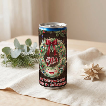 Personalisierte Weihnachts-Secco-Dose mit Name Ella, Kranz-Motiv und Tannenzweigen auf festlich dekoriertem Tisch