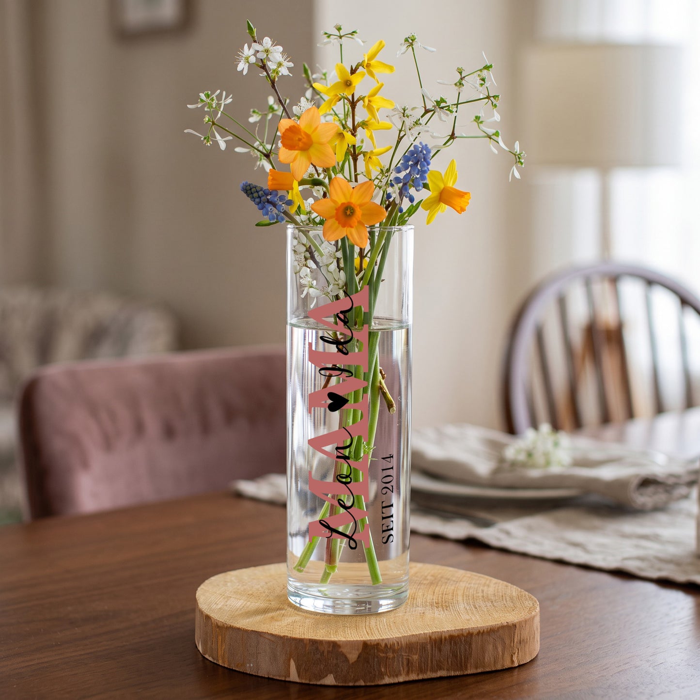 Personalisierte Knospenvase für Mama mit Namen Tilda und Mila, Jahreszahl 2014 und buntem Blumenstrauß auf dem Tisch