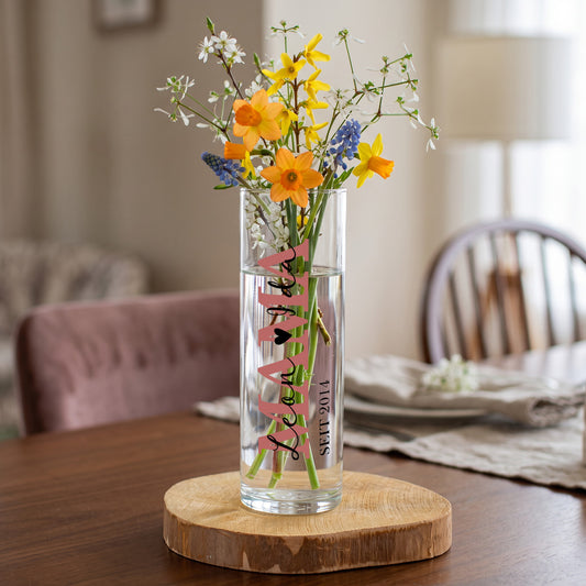 Personalisierte Knospenvase für Mama mit Namen Tilda und Mila, Jahreszahl 2014 und buntem Blumenstrauß auf dem Tisch