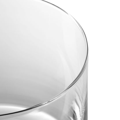 Detailaufnahme vom dünnen Glasrand der transparenten Knospenvase für Mama