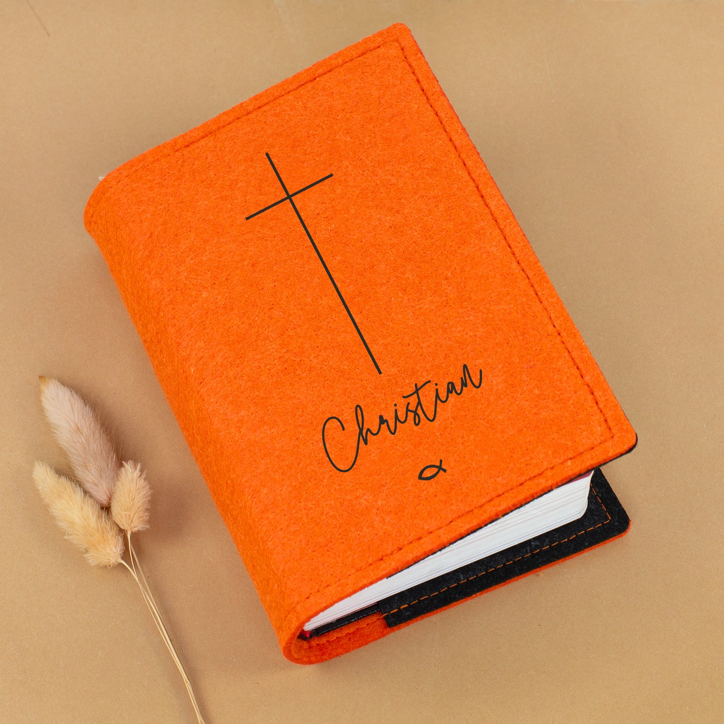Orange Gotteslobhülle aus Filz mit Kreuz Ichthys Motiv, Name Christian und dekorativer Trockenblume