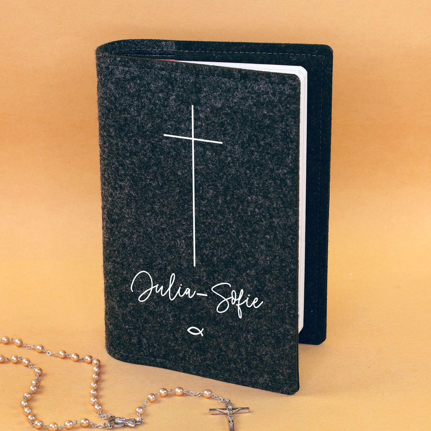Anthrazitfarbene Buchhülle für Gotteslob mit Kreuz, Name Julia-Sofie und kleinem Fisch Symbol