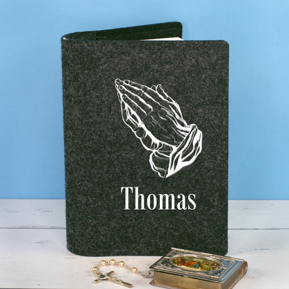 Dunkle Filz Gotteslobhülle mit betenden Händen, Name Thomas und Rosenkranz als christliches Geschenk