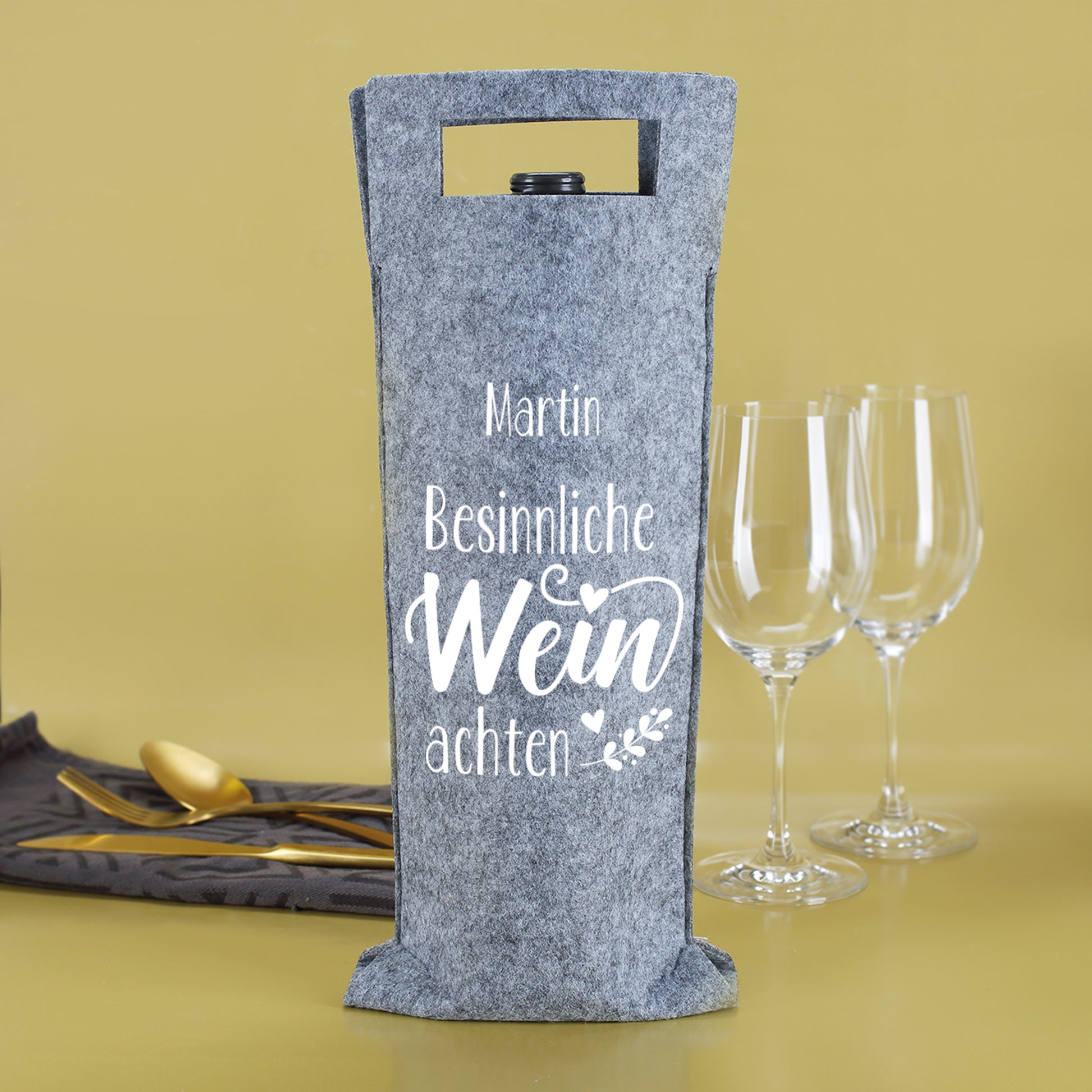 Detailansicht der Filz-Flaschentasche mit Name und humorvollem Aufdruck „Besinnliche WEINachten“, Flaschenverpackung zu Weihnachten
