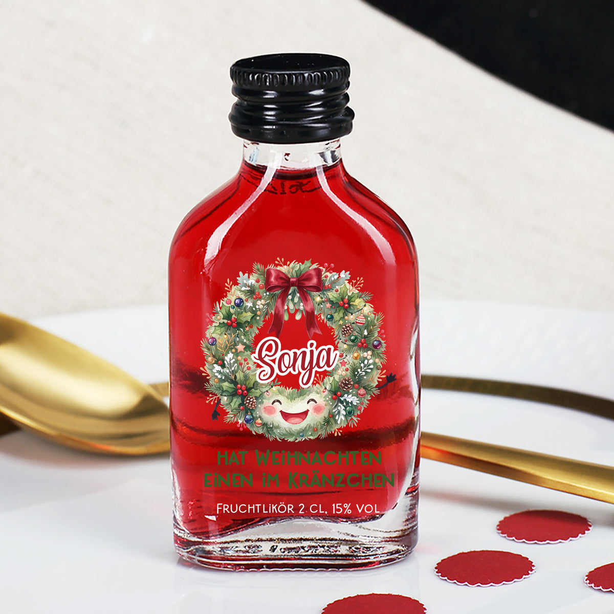 Fruchtlikör mit Name im Weihnachtskranz als Gastgeschenk für Weihnachtsfeier und Festtafel