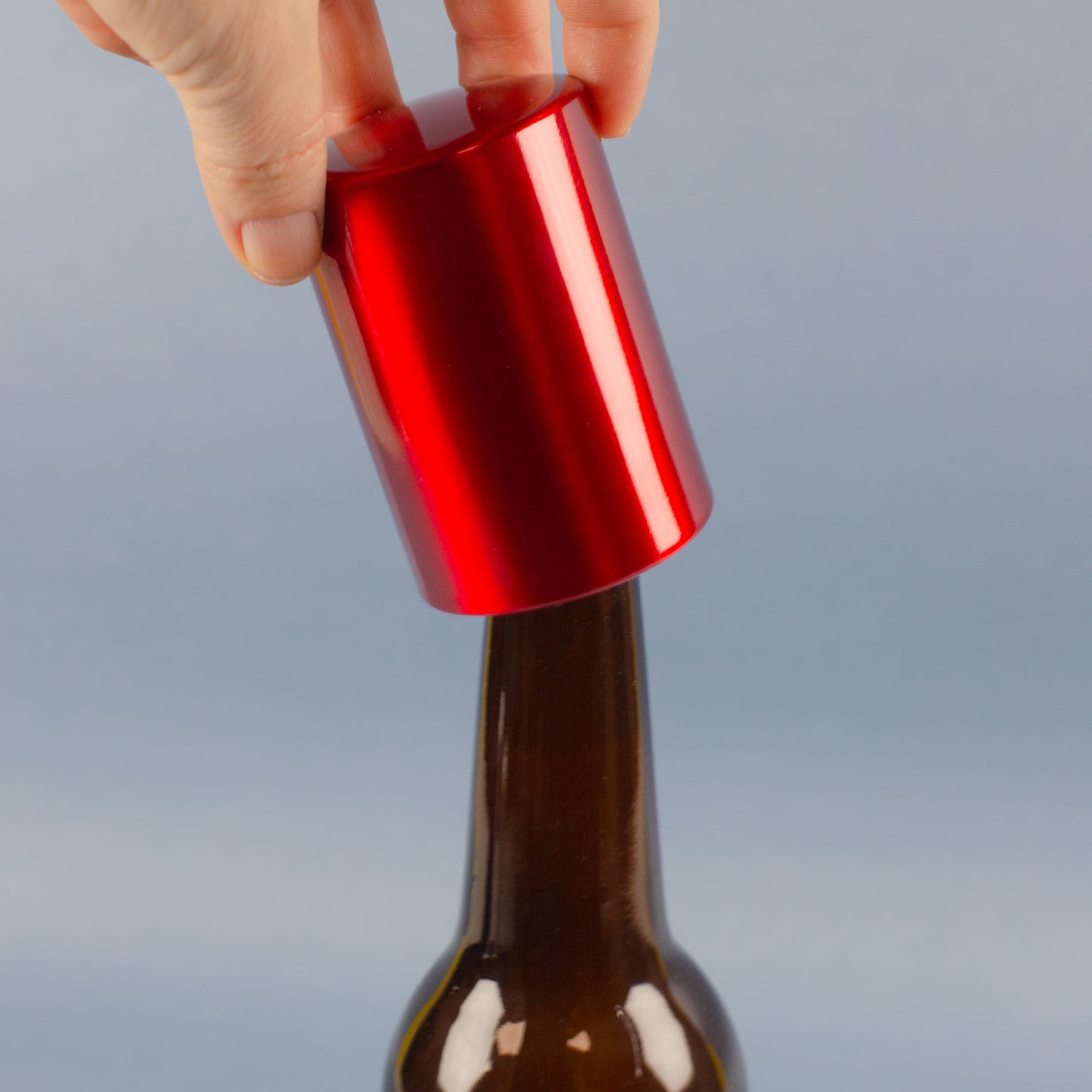 Push-Up Flaschenöffner beim Öffnen einer Bierflasche – Einhand-Mechanismus in Aktion