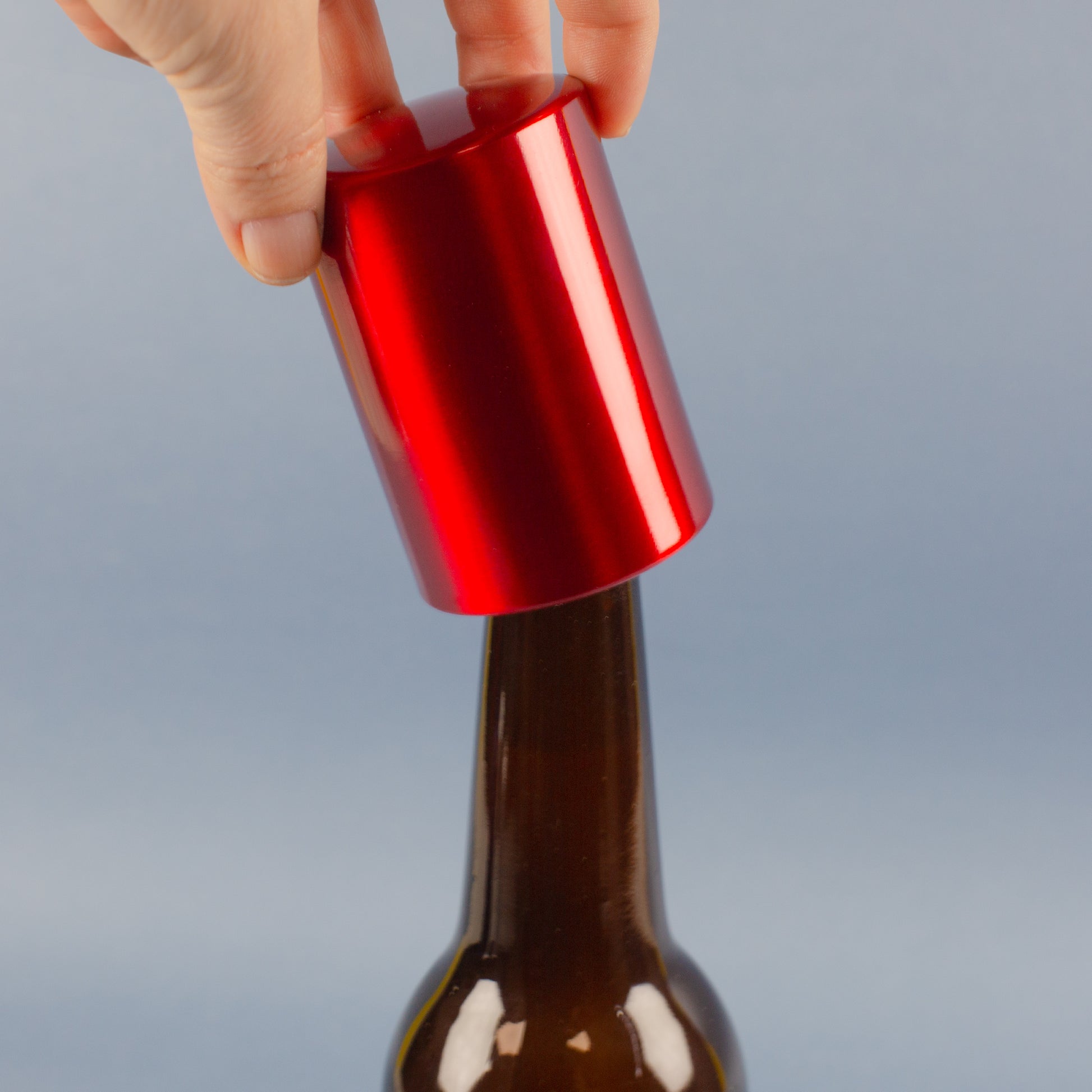 Push-Up Flaschenöffner beim Öffnen einer Bierflasche – Einhand-Mechanismus in Aktion