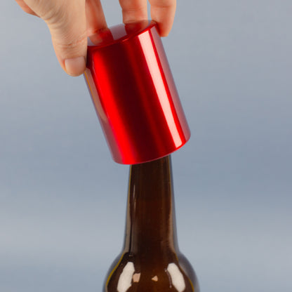 Push-Up Flaschenöffner beim Öffnen einer Bierflasche – Einhand-Mechanismus in Aktion