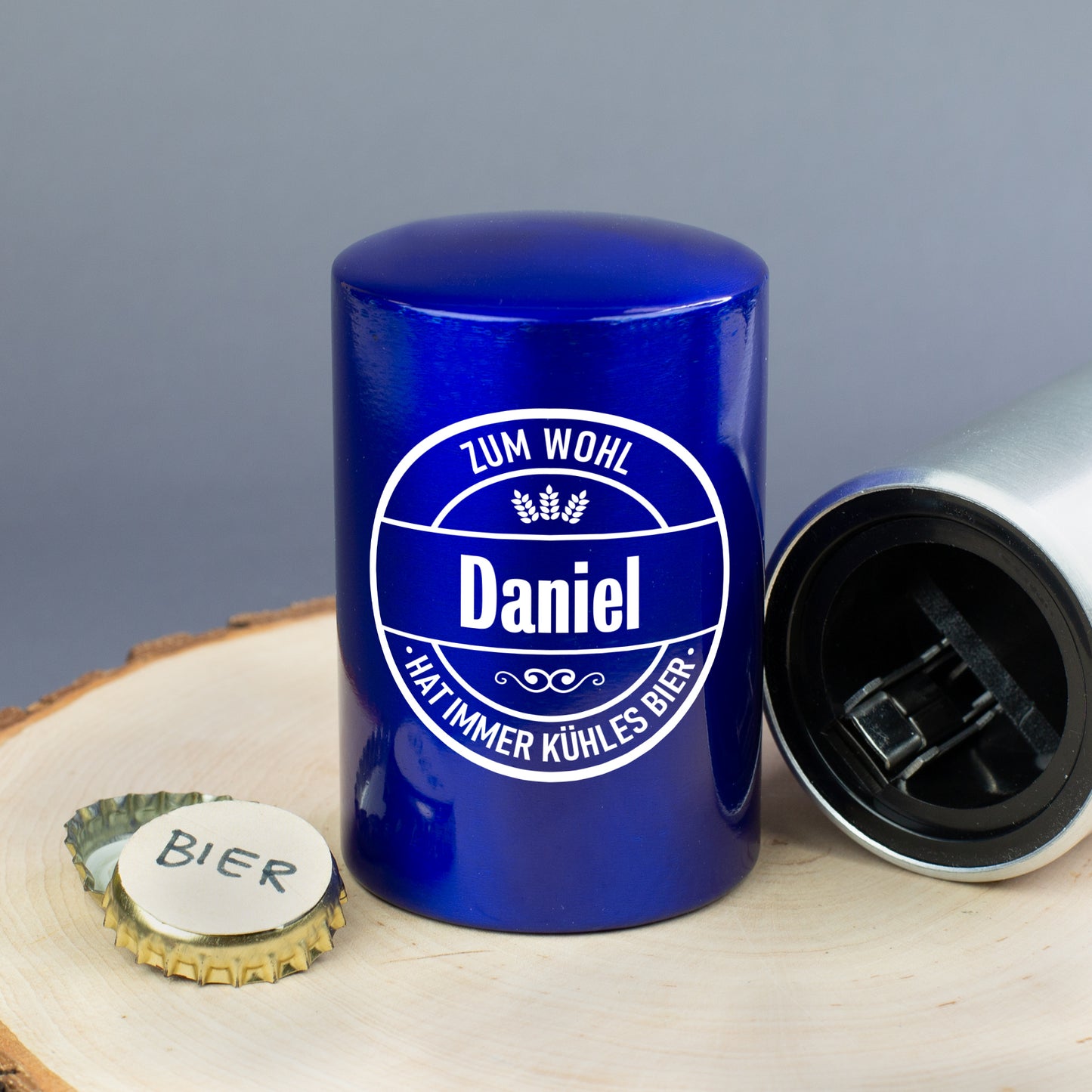 Blauer Flaschenöffner mit rundem Bier-Motiv „Zum Wohl – hat immer kühles Bier“ und Name